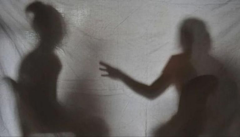 تفاصيل قضية غريبة تنتهي بسجن امرأة بعد بقائها مع جثة شريكها