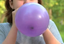 حادث مأساوي في مصر: طفلة تصاب بغيبوبة إثر ابتلاع بالون خلال العيد