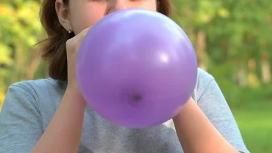 حادث مأساوي في مصر: طفلة تصاب بغيبوبة إثر ابتلاع بالون خلال العيد