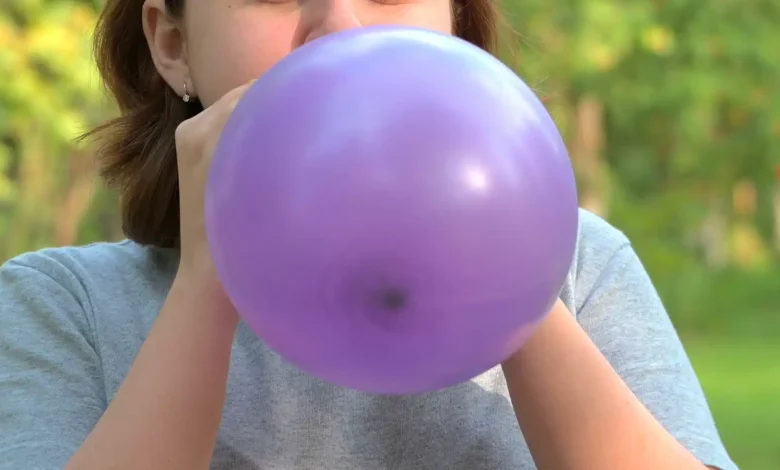 حادث مأساوي في مصر: طفلة تصاب بغيبوبة إثر ابتلاع بالون خلال العيد