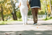 سلوك بسيط يكشف الكثير.. هل يمشي شريكك أمامك دائمًا؟