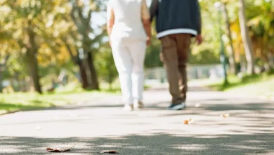 سلوك بسيط يكشف الكثير.. هل يمشي شريكك أمامك دائمًا؟