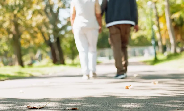 سلوك بسيط يكشف الكثير.. هل يمشي شريكك أمامك دائمًا؟