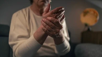 عادة تبدو بسيطة.. فرك اليدين المستمر علامة على مرض محتمل