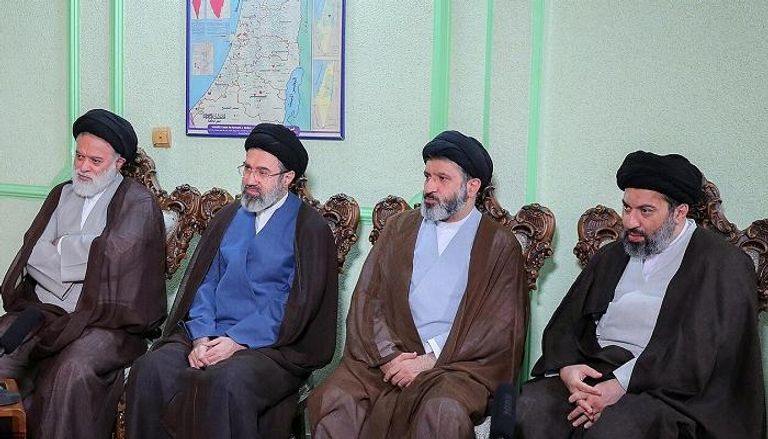 مجتبى خامنئي.. مسار غامض من الحرس الثوري إلى الحوزة