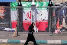 اتهامات لإيران بحشد المدنيين.. ومتطوعون يسابقون الزمن لإنقاذ الأرواح