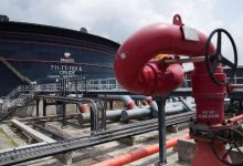 الأسواق تتفاعل.. النفط والدولار يصعدان عقب تهديدات ترامب