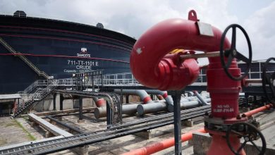 الأسواق تتفاعل.. النفط والدولار يصعدان عقب تهديدات ترامب