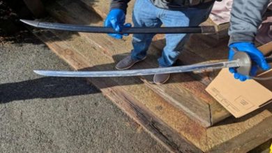 السلطات الأمريكية توقف شخصاً بعد تهديده ترامب بسلاح أبيض