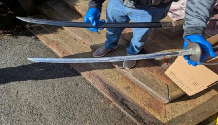 السلطات الأمريكية توقف شخصاً بعد تهديده ترامب بسلاح أبيض