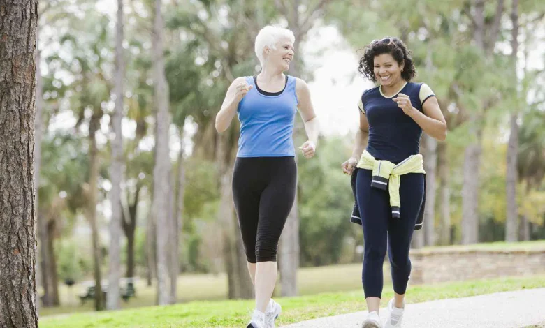 المشي بعد الوجبات.. تأثيرات صحية قد لا يعرفها الكثيرون