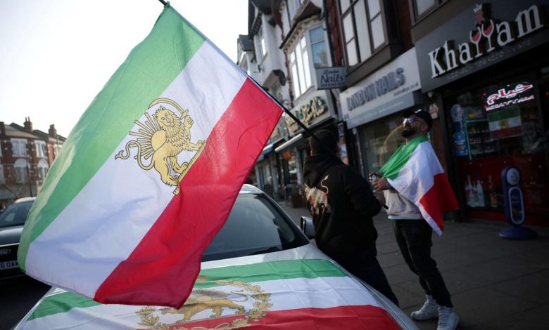 انقسام الجالية الإيرانية في أمريكا الشمالية حول الحرب ومستقبل إيران السياسي