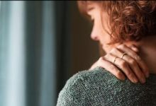 ألم الكتف تحت المجهر.. ما الأسباب وكيف تعالجه؟