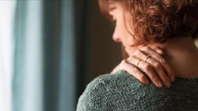 ألم الكتف تحت المجهر.. ما الأسباب وكيف تعالجه؟