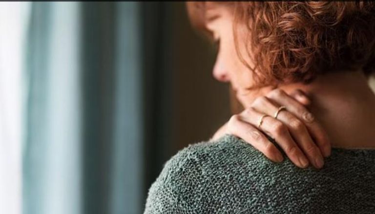 ألم الكتف تحت المجهر.. ما الأسباب وكيف تعالجه؟