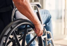 حب الأب يتحدى الإعاقة: ابتكار مميز لمساندة طفل مشلول (فيديو)