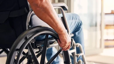 حب الأب يتحدى الإعاقة: ابتكار مميز لمساندة طفل مشلول (فيديو)