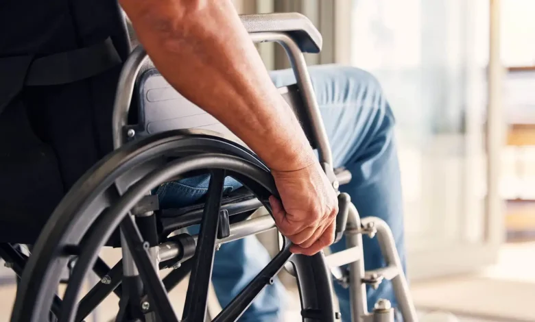 حب الأب يتحدى الإعاقة: ابتكار مميز لمساندة طفل مشلول (فيديو)