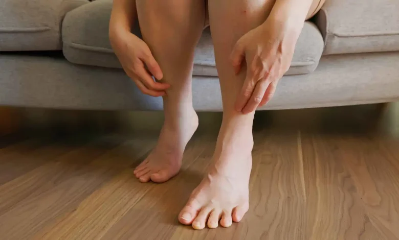 حكة القدمين.. متى تكون مجرد عرض بسيط ومتى تصبح مقلقة؟