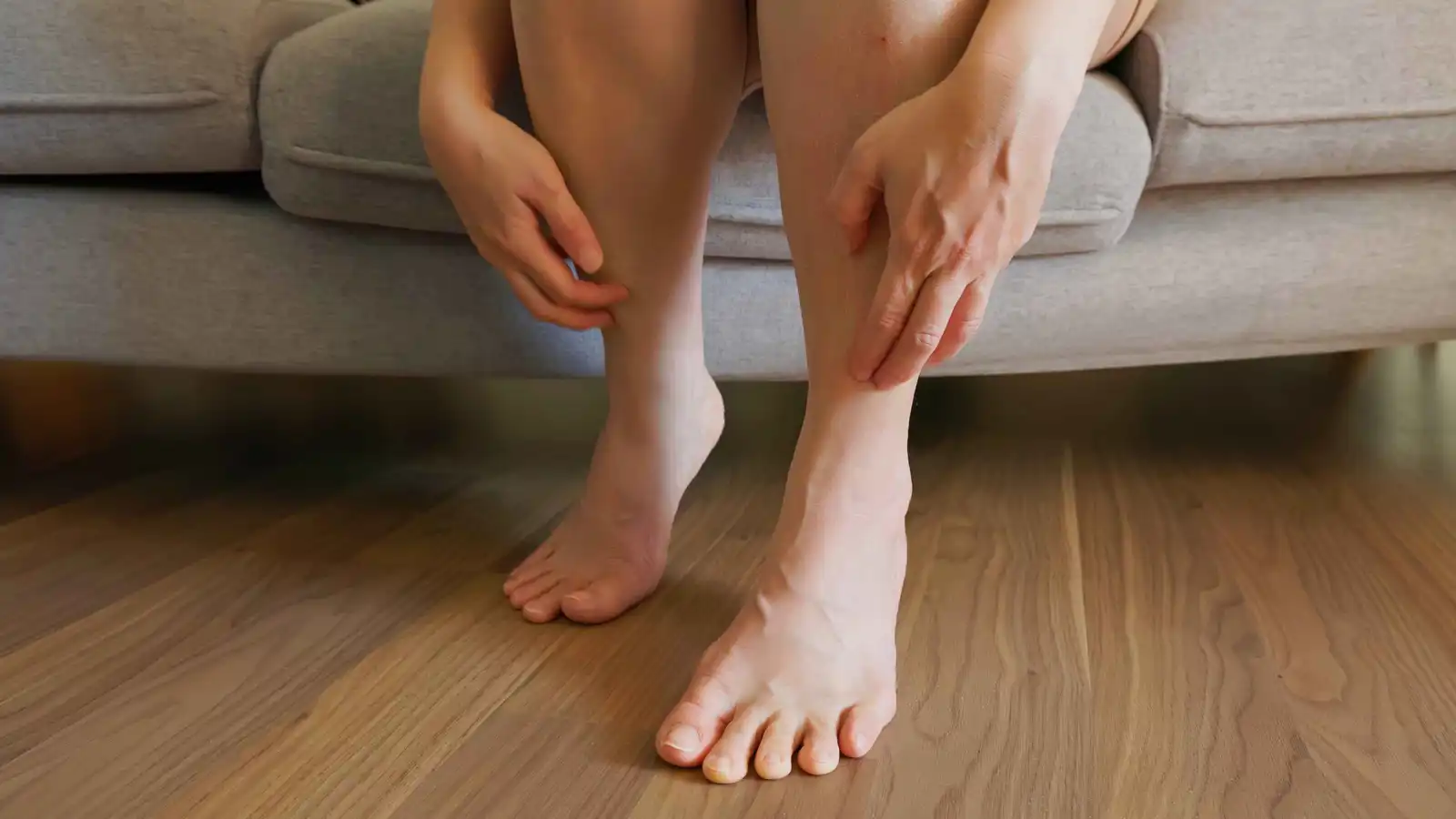 حكة القدمين.. متى تكون مجرد عرض بسيط ومتى تصبح مقلقة؟