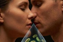 دراسة تكشف.. 10 ثوانٍ من التقبيل تنقل 80 مليون بكتيريا