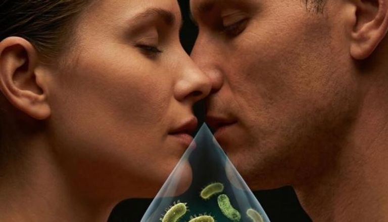 دراسة تكشف.. 10 ثوانٍ من التقبيل تنقل 80 مليون بكتيريا