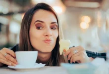 عادة يومية مع القهوة قد تسبب اصفرار الأسنان