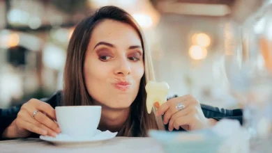 عادة يومية مع القهوة قد تسبب اصفرار الأسنان