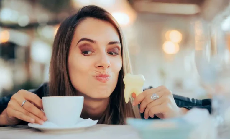 عادة يومية مع القهوة قد تسبب اصفرار الأسنان