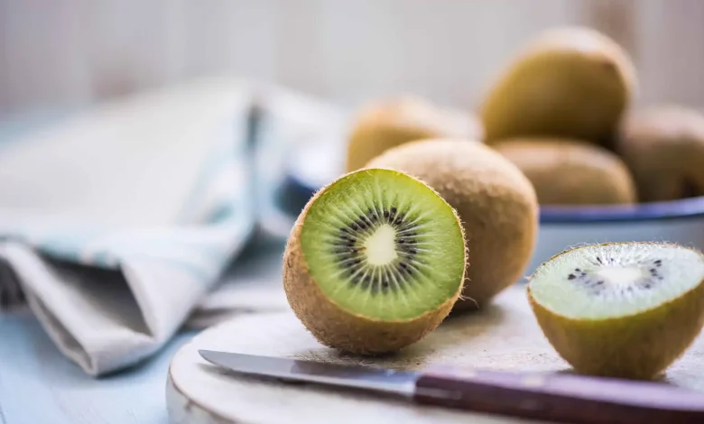 فاكهة صغيرة بفوائد كبيرة.. لماذا عليك أكل الكيوي يومياً؟