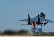 مناورة تنتهي بحادث.. خسائر كبيرة بعد تصادم مقاتلتين إف-15