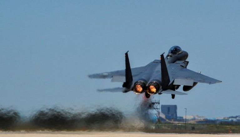 مناورة تنتهي بحادث.. خسائر كبيرة بعد تصادم مقاتلتين إف-15