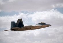 نجاة من الموت.. طيارون يخرجون أحياء من حطام طائرتين