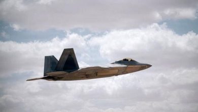 نجاة من الموت.. طيارون يخرجون أحياء من حطام طائرتين