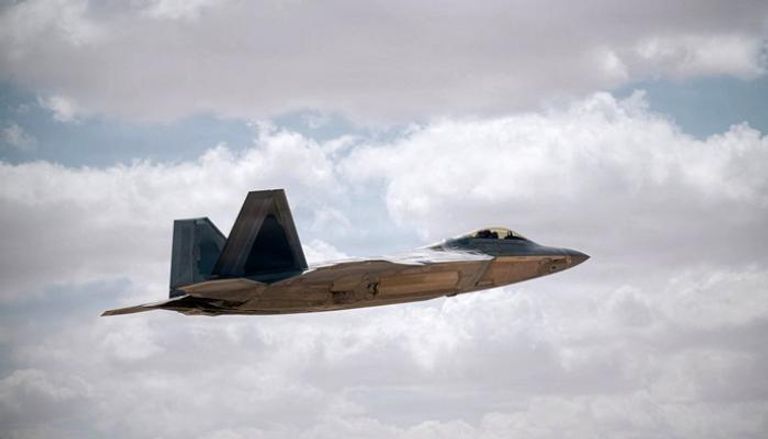 نجاة من الموت.. طيارون يخرجون أحياء من حطام طائرتين