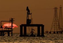 واشنطن تراهن على نفط فنزويلا لضبط أسعار الوقود