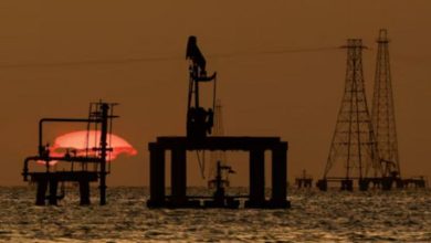 واشنطن تراهن على نفط فنزويلا لضبط أسعار الوقود