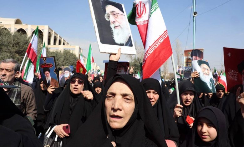 الخوف من المشانق يدفع إيرانيين إلى الاختفاء عن الأنظار