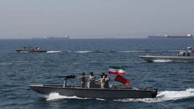 إيران تتراجع أمام تهديدات ترامب… سفينة أميركية تعبر مضيق هرمز دون حوادث