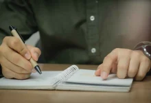 هل يمكن لخط اليد أن ينذر ببدء الزهايمر؟