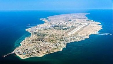 تصعيد في الخليج: هجوم أمريكي على قشم وتعطيل سفينة متهمة بانتهاك الحصار