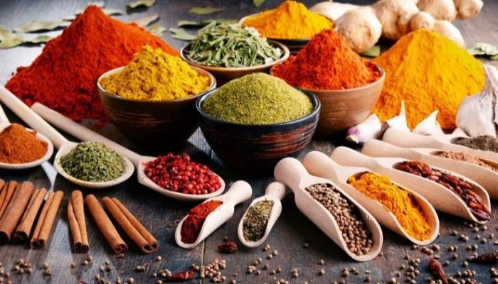 توابل يومية تحت المجهر.. دراسة تكشف تأثيرها على السكر وصحة الأمعاء