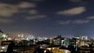 حالة استنفار في المنطقة مع إغلاق الأجواء ودوي صفارات الإنذار