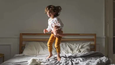 قبل الكتب والواجبات.. كيف تساهم الحركة في تطوير عقل الطفل؟