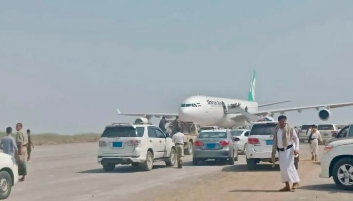 إيران تلجأ إلى الإمداد الجوي للحوثيين تحت وطأة الحصار