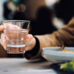 الحقيقة وراء شرب الماء بعد الأكل.. بين الشائعات والحقائق