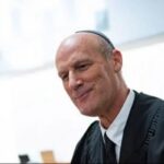 المحكمة العليا الإسرائيلية تجمّد تعيين محامي نتنياهو مراقبا عاما للدولة وتفتح أزمة دستورية جديدة