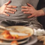 دخول الحمام بعد تناول الطعام.. عادة طبيعية أم إنذار مبكر؟