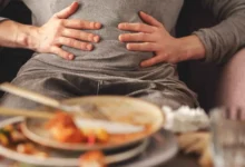 دخول الحمام بعد تناول الطعام.. عادة طبيعية أم إنذار مبكر؟