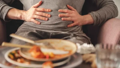 دخول الحمام بعد تناول الطعام.. عادة طبيعية أم إنذار مبكر؟